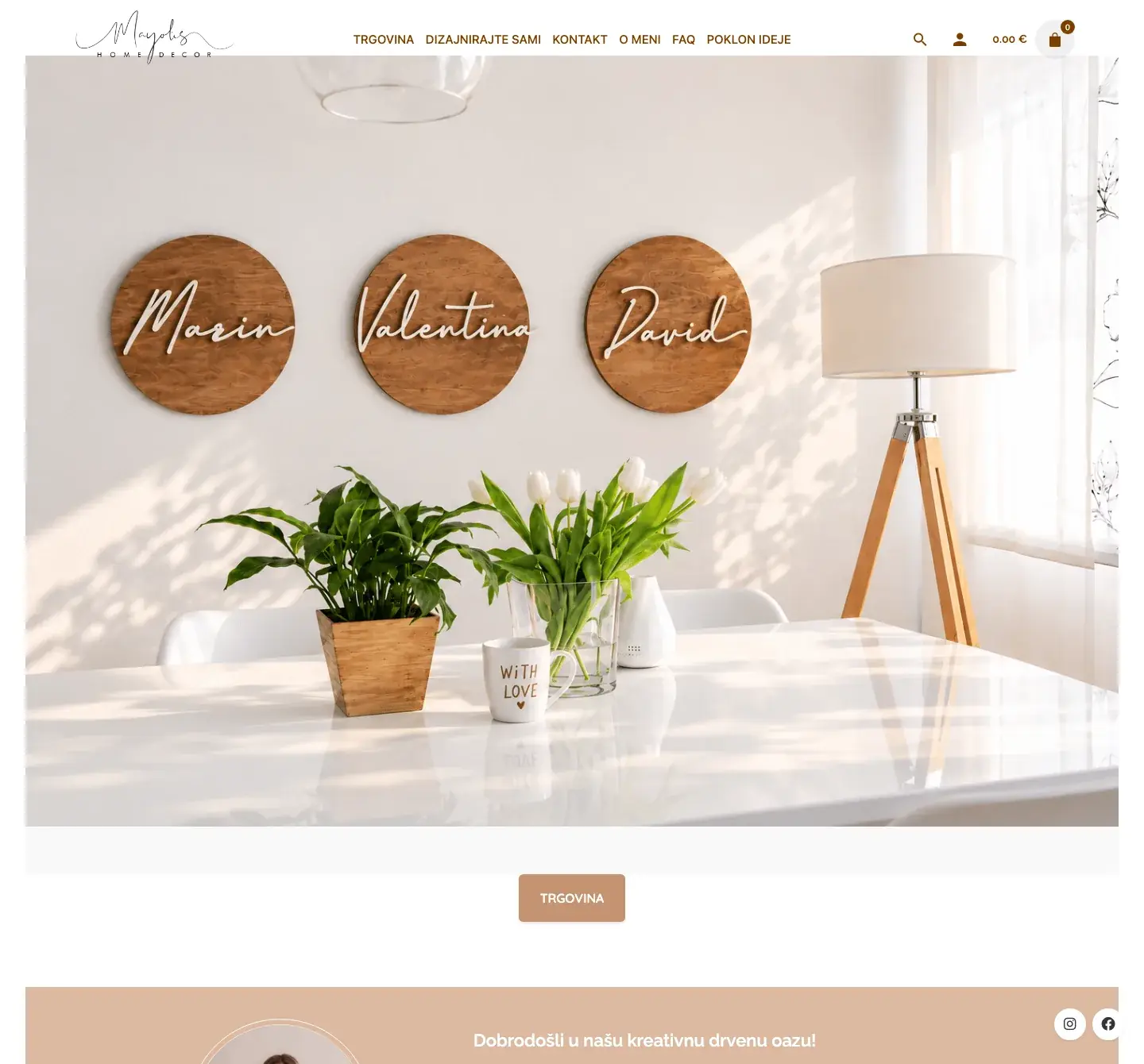 Mayolis – naslovnica webshopa s personaliziranim drvenim natpisima na računalu